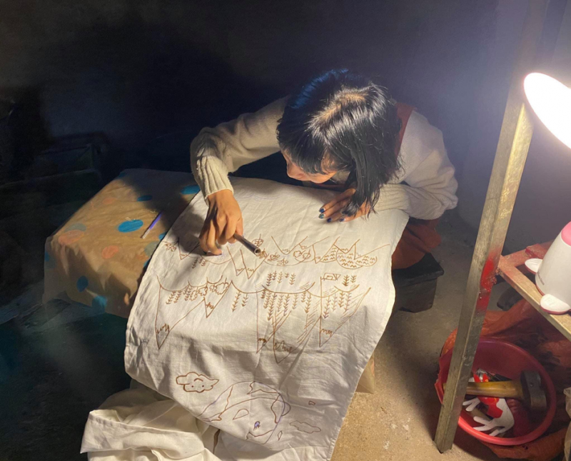 Chị Hà Mai mất rất nhiều thời gian, công sức để tạo ra các sản phẩm từ rác vải