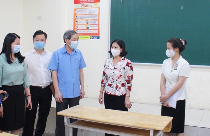 Phó Bí thư Thường trực Thành ủy Nguyễn Thị Tuyến kiểm tra công tác chuẩn bị tại điểm thi Trường THPT Phan Đình Phùng, quận Ba Đình Phó Bí thư Thường trực Thành ủy Nguyễn Thị Tuyến kiểm tra công tác chuẩn bị tại điểm thi Trường THPT Phan Đình Phùng, quận Ba Đình