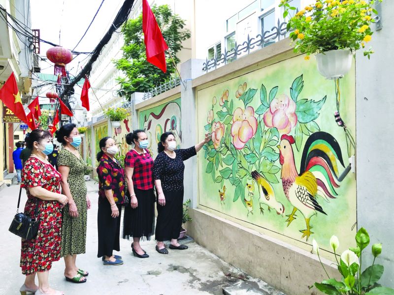 Cán bộ hội viên Hội LHPN phường Quỳnh Lôi, quận Hai Bà Trưng cùng các đoàn thể “thay áo mới” cho những tuyến phố nở hoa.