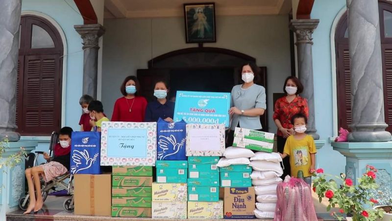 Đoàn công tác tặng quà cho các cháu nhỏ tại Mái ấm Thánh Tâm. Ảnh Bảo Châu.