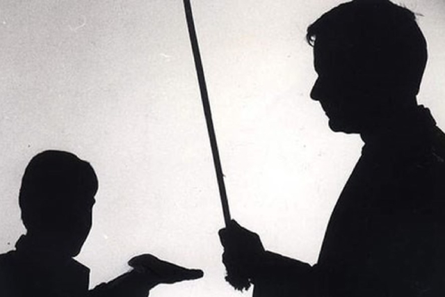 Các gia đình Trung Quốc không dễ dàng từ bỏ cây roi trong nuôi dạy con cái - ảnh 1