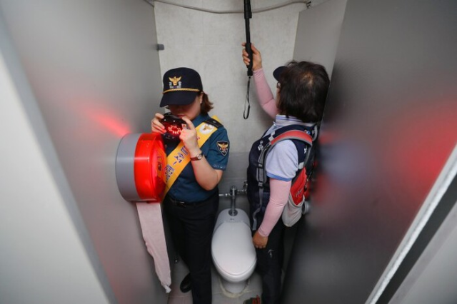 Dùng thiết bị dò camera quay lén là một phần trong công việc của những Nhân viên dọn nhà vệ sinh công cộng.