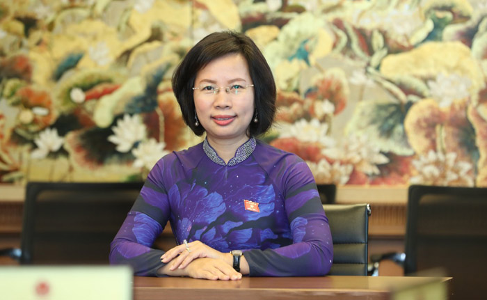 Bà Bùi Huyền Mai,