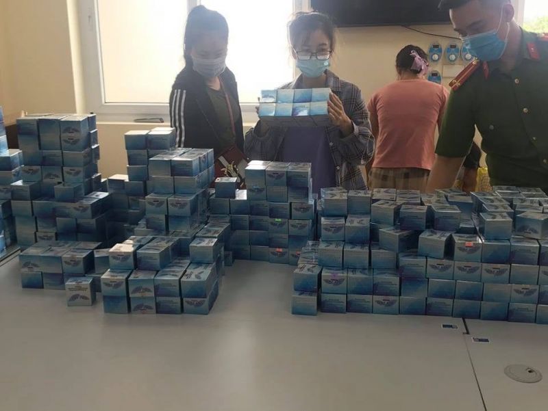 Các đối tượng bị bắt giữ cùng với số mỹ phẩm làm giả