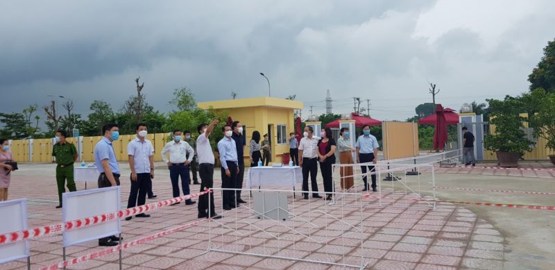 Đoàn công tác Thành ủy kiểm tra công tác chuẩn bị tại điểm thi trường THPT Cao Bá Quát