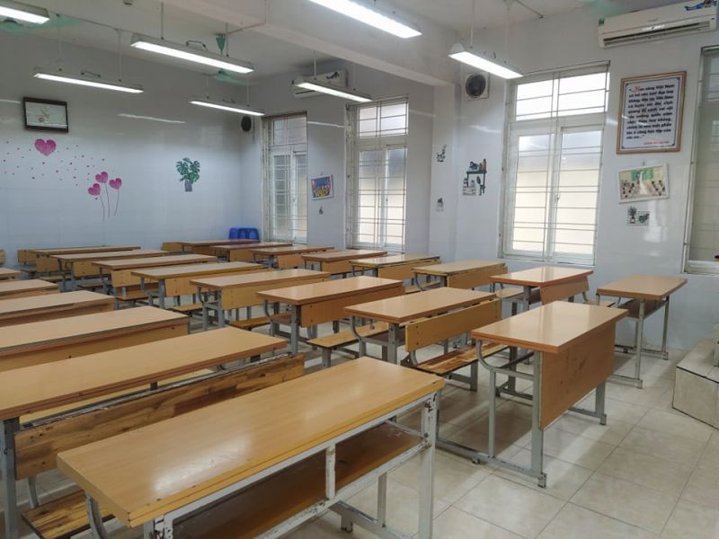 Các phòng thi được khử khuẩn, hệ thống điện, quạt mát đầy đủ, cửa sổ thông thoáng để sẵn sàng đón thí sinh đến thi vào ngày mai 12/6