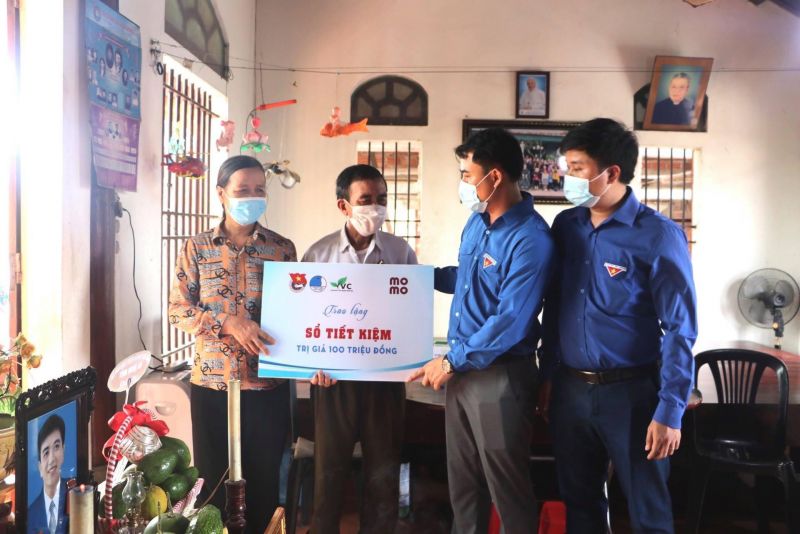 Trao sổ tiết kiệm trị giá 100 triệu đồng hỗ trợ gia đình em Nguyễn Văn Nhã