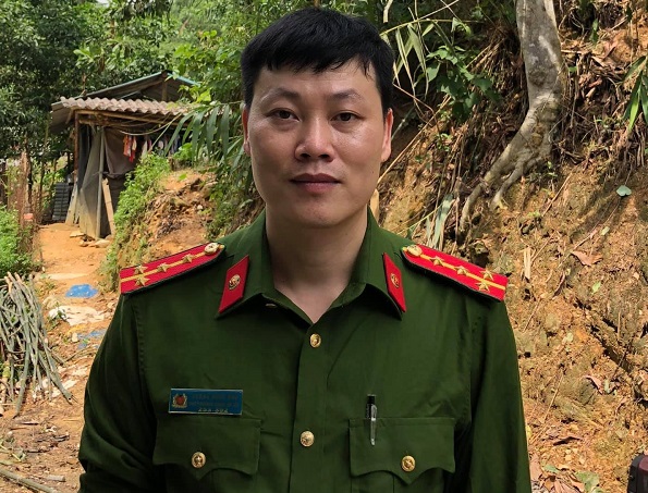 Đại &uacute;y Ho&agrave;ng Ngọc H&agrave;o dũng cảm lao m&igrave;nh xuống d&ograve;ng nước xiết để cứu người