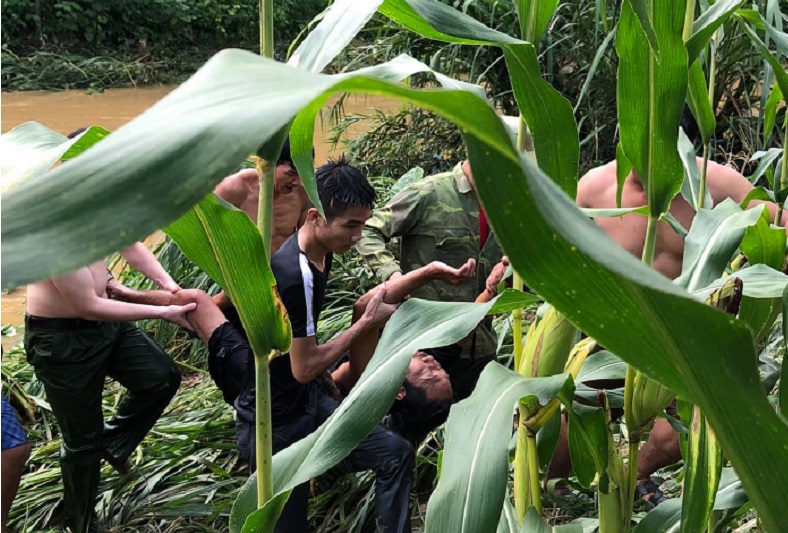 Nạn nh&acirc;n được Đại &uacute;y C&ocirc;ng an cứu tho&aacute;t khỏi d&ograve;ng lũ dữ