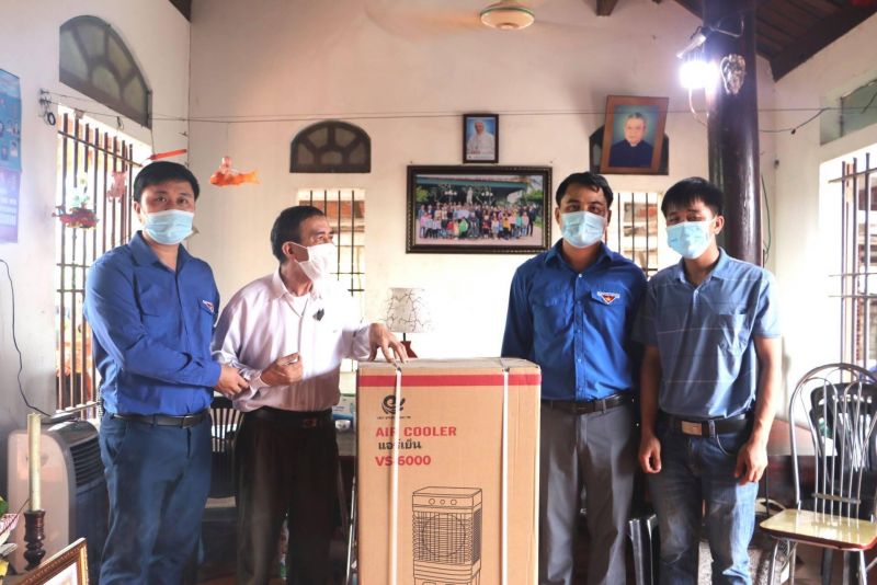 Đồng chí Thái Minh Sỹ - Phó Bí thư Tỉnh đoàn, Phó Chủ tịch Thường trực Hội LHTN tỉnh Nghệ An trao quà cho gia đình 2 thanh niên dũng cảm cứu bạn thoát khỏi đuối nước