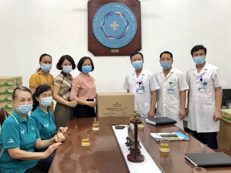 Hội LHPN quận, Hội PN Phúc La, Vạn Phúc tặng quà cho các y, bác sĩ Bệnh viện Đa khoa Hà Đông.