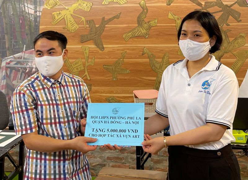 Hội Phụ nữ phường Phú La tặng quà cho Hội người Khuyết tật và Hợp tác xã Vụn ART.