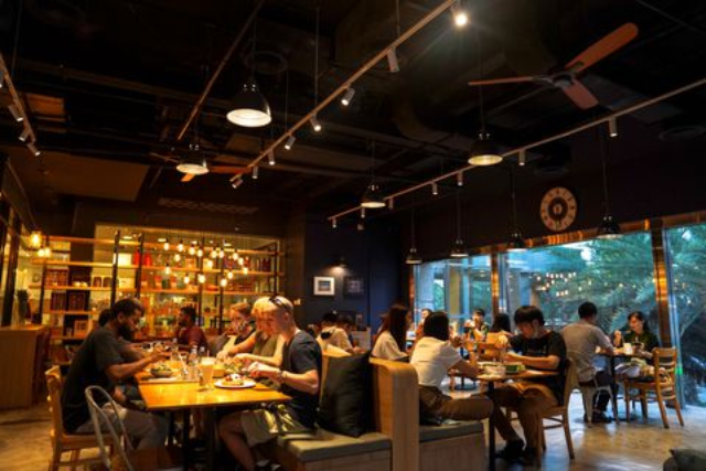 Khách hàng thưởng thức không gian và đồ ăn lần cuối trước khi Chu Chocolate Bar & Cafe trước khi bị đóng cửa vĩnh viễn do đại dịch COVID-19 ở Bangkok, Thái Lan.