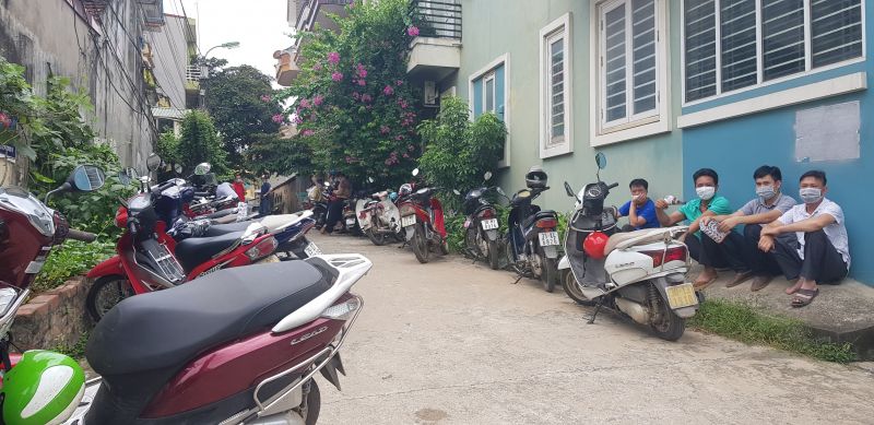 Nhiều phụ huynh chờ con ở xung quanh khu vực trường Tùng Thiện từ 10h45