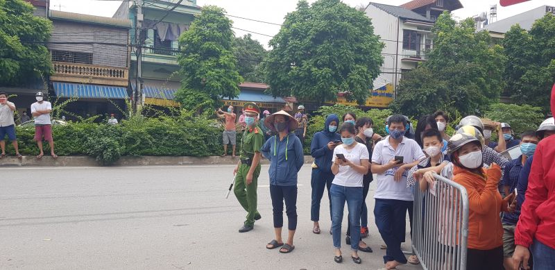 Nhiều phụ huynh hồi hộp chờ con ra báo kết quả làm bài thi