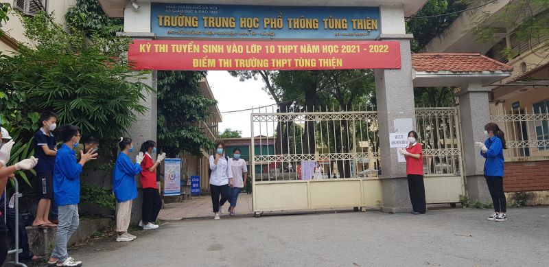 Những thí sinh đầu tiên ở điểm thi trường THPT Tùng Thiện ra cổng