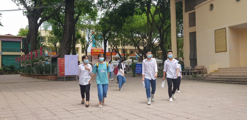 Thí sinh tại điểm thi trường THPT Tùng Thiện hoàn thành 2 môn thi Ngữ Văn và Ngoại ngữ.