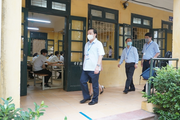 Buổi thi đầu tiên trong kỳ thi tuyển sinh vào lớp 10 THPT đã diễn ra an toàn với sự quan tâm đặc biệt, sự chỉ đạo sát sao của lãnh đạo Thành phố(Ảnh:Phó chủ tịch UBND TP Hà Nội, Trưởng ban Chỉ đạo thi, tuyển sinh thành phố Chử Xuân Dũng kiểm tra tại điểm thi Trường THPT Sóc Sơn)