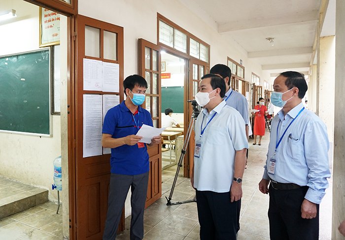 Phó Chủ tịch UBND thành phố Chử Xuân Dũng kiểm tra điểm thi Trường Trung học cơ sở Nguyên Khê (huyện Đông Anh).