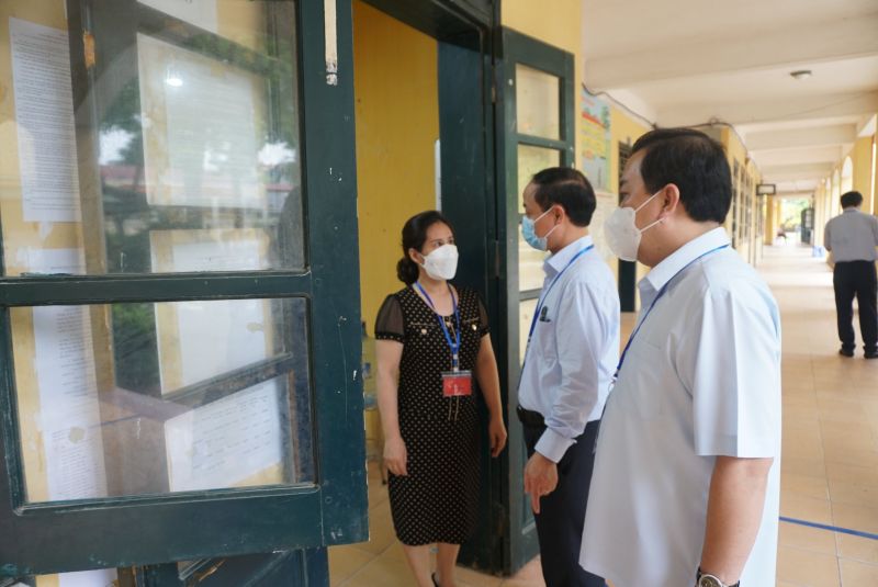 Phó Chủ tịch UBND thành phố Chử Xuân Dũng kiểm tra điểm thi Trường Trung học phổ thông Sóc Sơn (huyện Sóc Sơn).