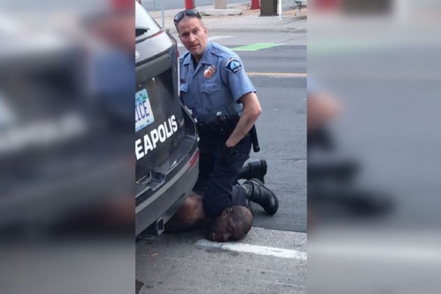 Ảnh lấy từ video của Darnella Frazier cho thấy cảnh sát Minneapolis Derek Chauvin đang bắt giữ George Floyd.