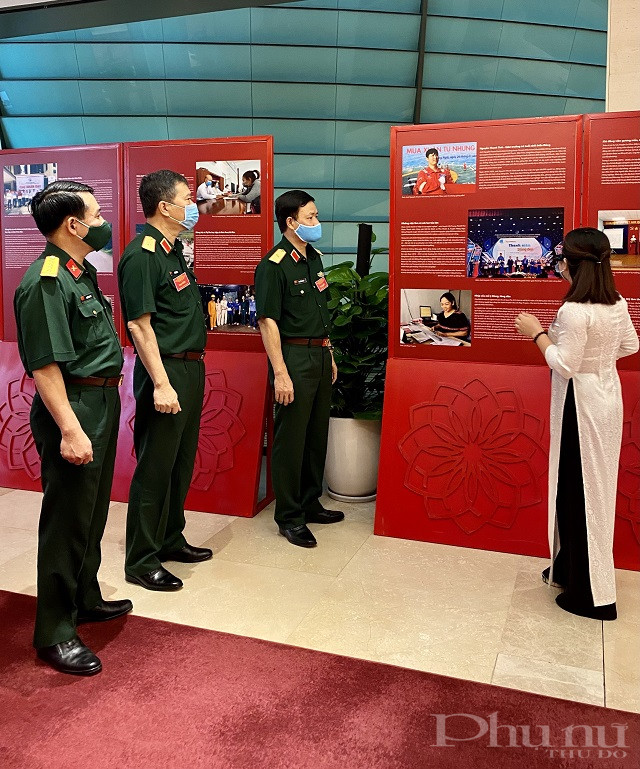 Hình ảnh tại triển lãm Những tấm gương bình dị mà cao quý.