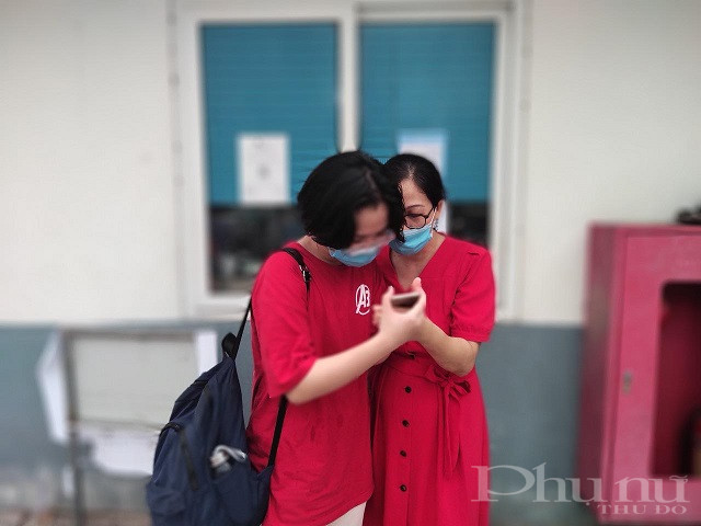 Em Trương Vi Khanh - học sinh Lớp 9A3 trường THCS Thăng Long Ba Đ&igrave;nh - H&agrave; Nội v&agrave; mẹ.