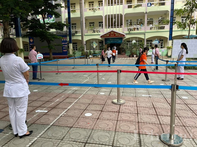 Ng&agrave;y thi đầu ti&ecirc;n v&agrave;o lớp 10 THPT năm học 2021-2022 diễn ra kh&aacute; xu&ocirc;n xẻ.