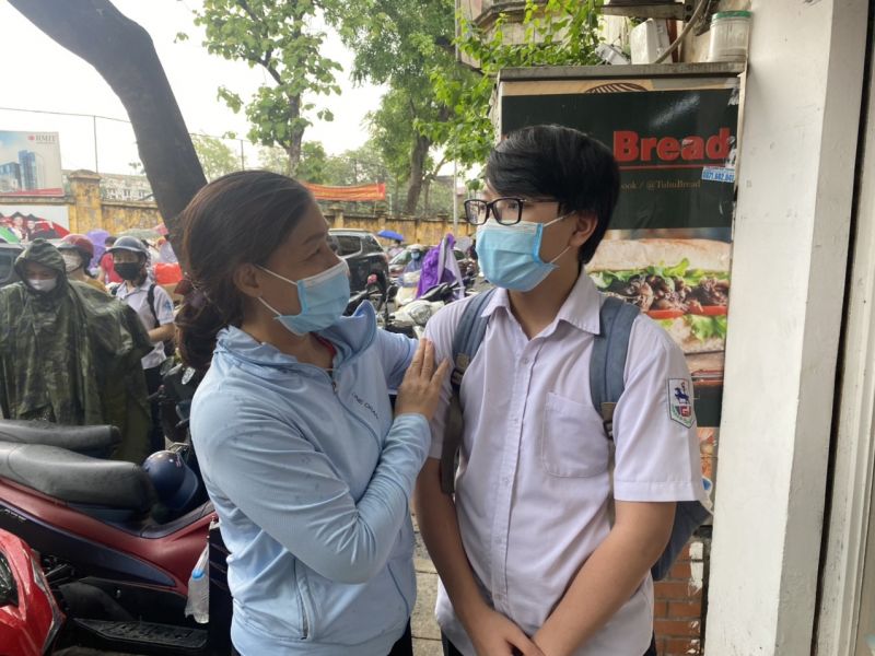 Các thí sinh đã hoàn tất ngày thi đầu tiên với đề thi được đánh giá là nhẹ nhàng, vừa sức học