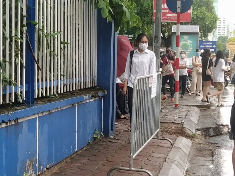 Thí sinh đi bộ vào phòng thi theo phân luồng để hạn chế tình trạng tập trung đông người trước điểm thi (ảnh chụp tại điểm thi trường THPT Hà Nội Amsterdam)