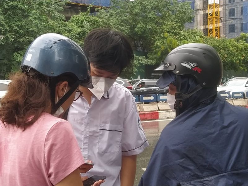 Bố mẹ tranh thủ căn dặn con trước khi con vào điểm thi