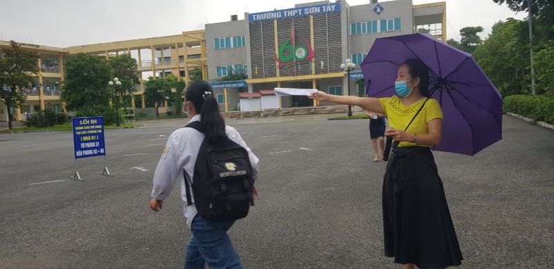 Thí sinh tiến vào phòng thi