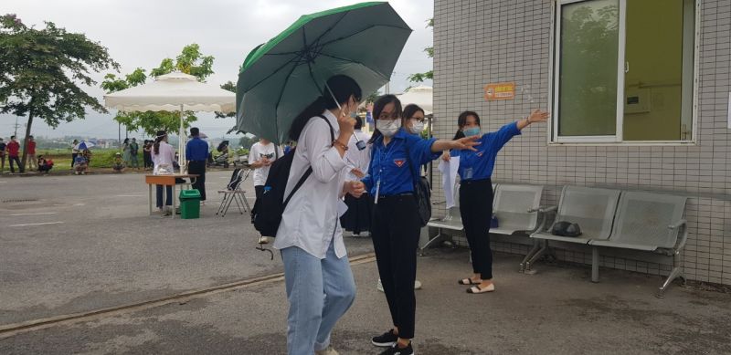 Thí sinh bước qua cổng trường thi