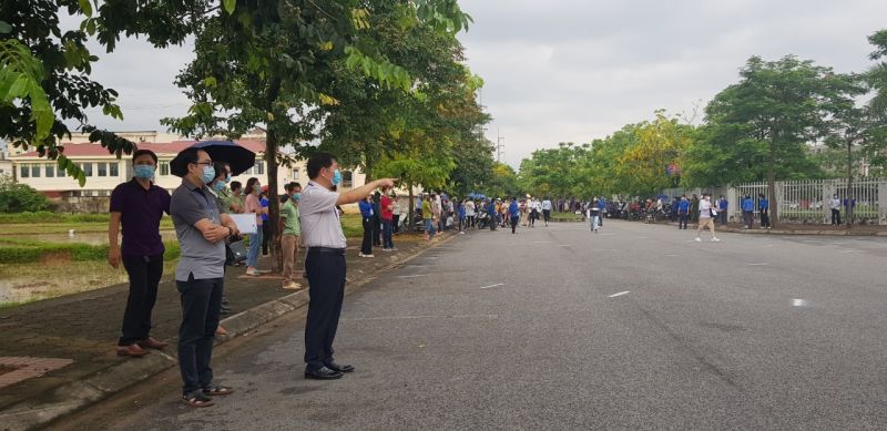 Đồng chí Nguyễn Huy Khánh, Chủ tịch UBND thị xã, Trưởng Ban Chỉ đạo thi và tuyển sinh năm 2021  kiểm tra tại khu vực điểm thi trường THPT Sơn Tây