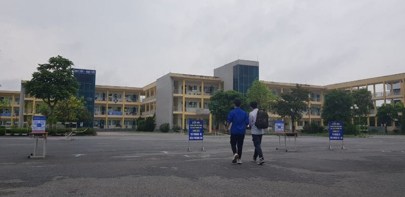 7h30 thí sinh được tình nguyện viên đưa vào phòng thi