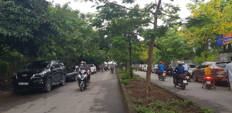 7h10, nhiều phụ huynh học sinh đã cho con đến điểm thi