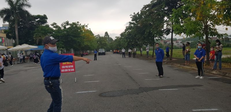 Lực lượng thanh niên tình nguyện phục vụ hướng dẫn, tiếp đón thí sinh