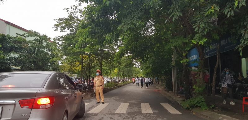 Lực lượng cảnh sát giao thông làm công tác phân luồng giao thông, đảm bảo trật tự, an toàn, lưu thông tại các đường vào khu vực thi