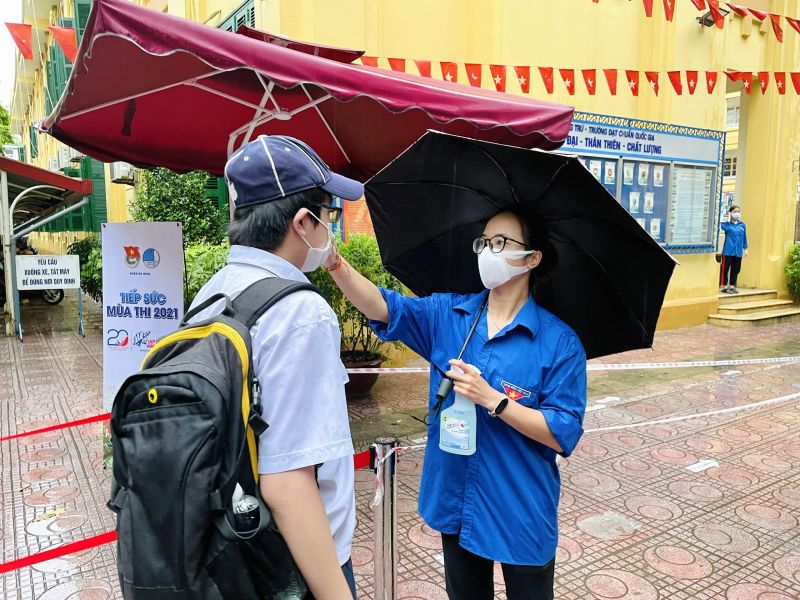 Tại cổng trường THPT Nguyễn