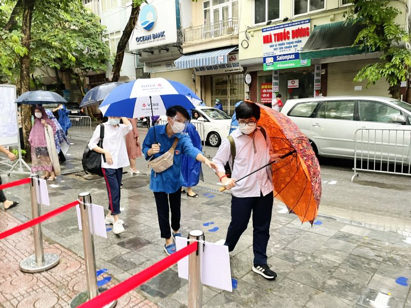 Thí sinh đến điểm thi đảm bảo giãn cách, đi theo hướng dẫn phân luồng