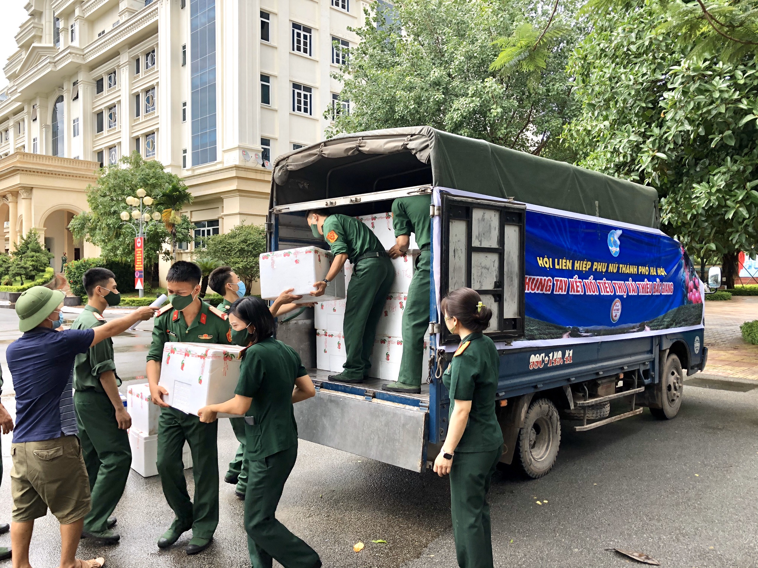 Phụ nữ Bộ Tư lệnh Thủ đô hỗ trợ nông dân Bắc Giang tiêu thụ vải thiều - ảnh 2