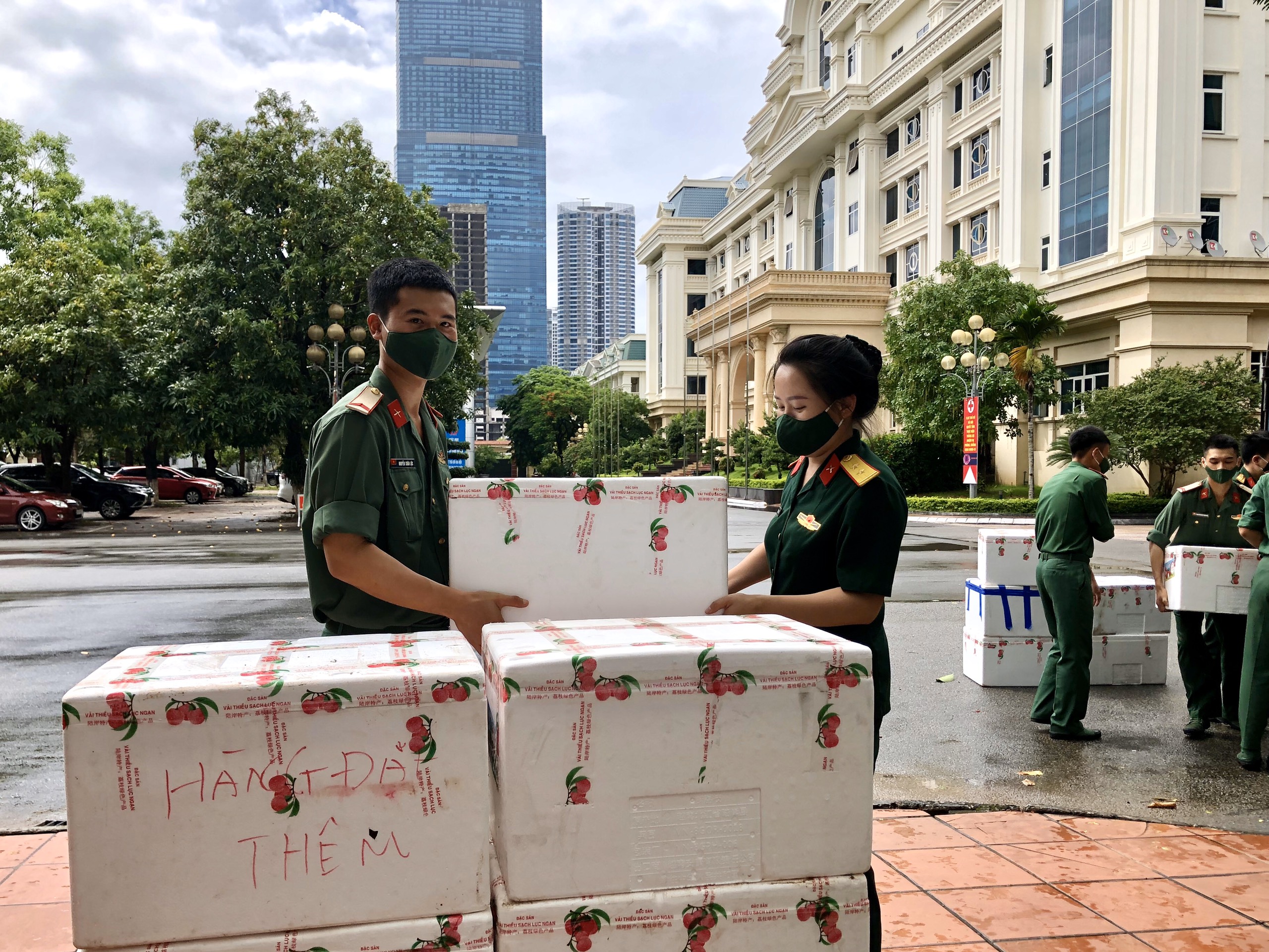 Phụ nữ Bộ Tư lệnh Thủ đô hỗ trợ nông dân Bắc Giang tiêu thụ vải thiều - ảnh 3