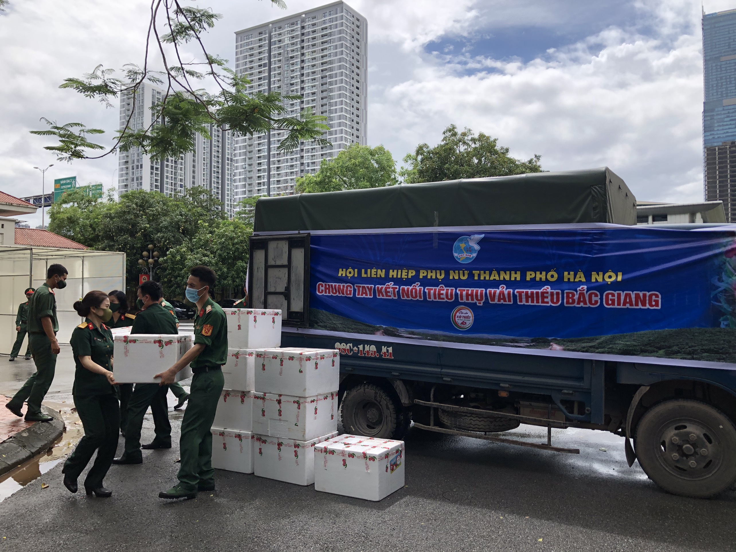 Phụ nữ Bộ Tư lệnh Thủ đô hỗ trợ nông dân Bắc Giang tiêu thụ vải thiều - ảnh 4