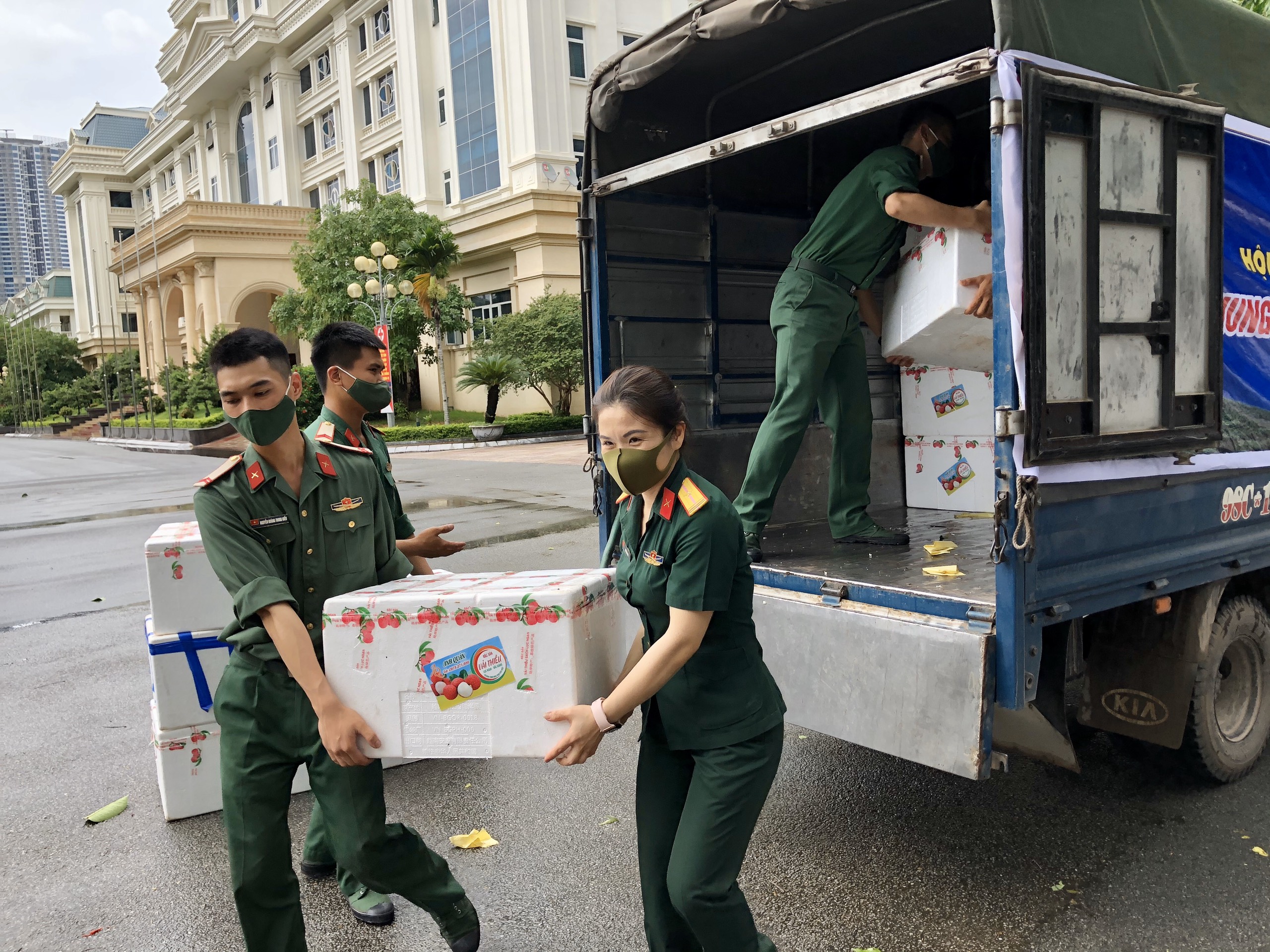 Phụ nữ Bộ Tư lệnh Thủ đô hỗ trợ nông dân Bắc Giang tiêu thụ vải thiều - ảnh 6