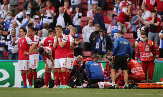 Christian Eriksen được chăm sóc y tế sau khi ngã quỵ trong trận đấu. Christian Eriksen được chăm sóc y tế sau khi ngã quỵ trong trận đấu.