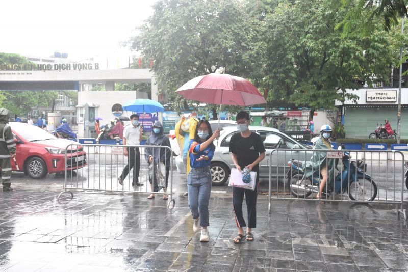 Thí sinh Hà Nội vượt mưa đi thi, quyết tâm làm bài thi thật tốt