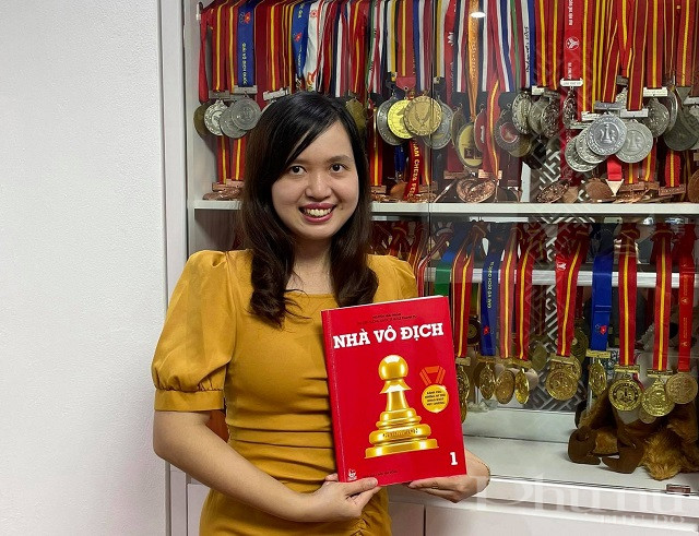 Đại kiện tướng quốc tế nữ L&ecirc; Thanh T&uacute; - Đồng t&aacute;c giả bộ s&aacute;ch.