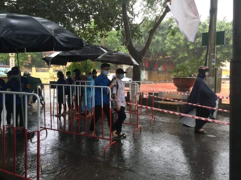 “Áo xanh tình nguyện” tiếp sức thí sinh dự thi vào lớp 10 - ảnh 8