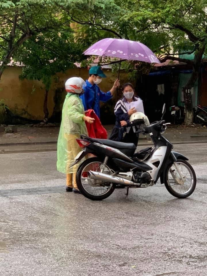 “Áo xanh tình nguyện” tiếp sức thí sinh dự thi vào lớp 10 - ảnh 6