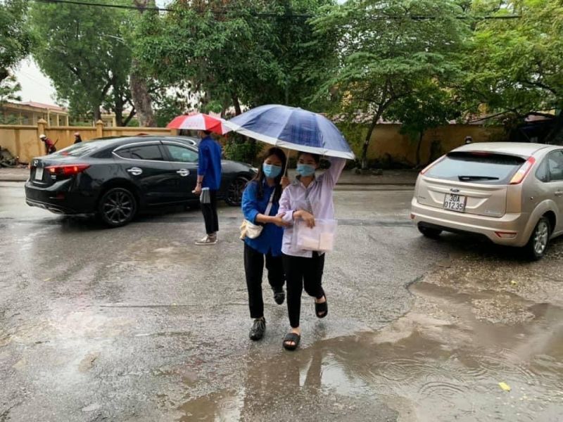 “Áo xanh tình nguyện” tiếp sức thí sinh dự thi vào lớp 10 - ảnh 5